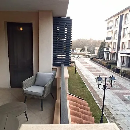 Premium Oasis Club アパート